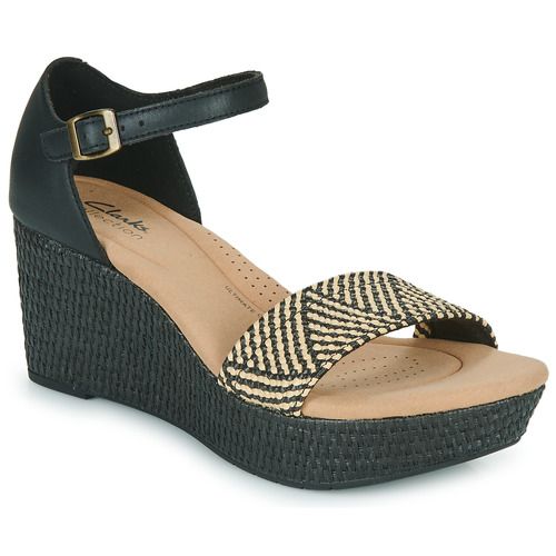 Sandali Clarks ROSE EASE Nero per donna, eleganti e confortevoli, ideali per ogni occasione. Design moderno con dettagli raffinati, perfetti da abbinare a vari outfit estivi. Scarpe di alta qualità per comfort e stile.