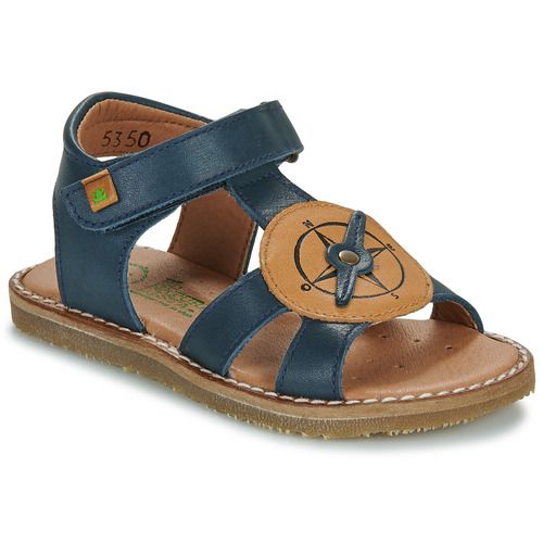 El Naturalista Sandali bambino ragazzo 5350 Marine, eleganti e comodi, ideali per l'estate. Realizzati in materiali di alta qualità, questi sandali offrono sostegno e traspirabilità, perfetti per le avventure all'aria aperta. Scopri lo stile unico e sostenibile di El Naturalista, perfetto per bambini attivi. Disponibili in un colore marine accattivante, questi sandali sono un must-have per il guardaroba estivo.