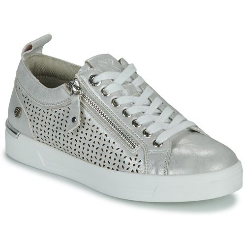 Sneakers basse Xti 142490 Argento per donna, eleganti e versatili, ideali per ogni occasione. Realizzate con materiali di alta qualità, queste sneakers offrono comfort e stile. Perfette per completare il tuo look casual o sportivo, le Xti 142490 Argento sono un must-have per chi ama la moda.