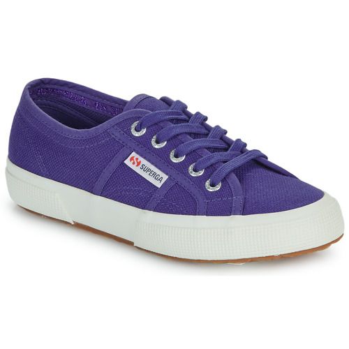 Sneakers basse Superga 2750 COTON Blu per donna, realizzate in cotone di alta qualità. Design elegante e confortevole, ideali per un look casual e alla moda. Perfette per ogni stagione, queste scarpe offrono stile e versatilità, rendendole un must-have nel guardaroba femminile.