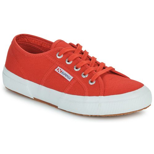 Sneakers basse Superga 2750 COTON in rosso per donna, realizzate con materiali di alta qualità. Queste scarpe casual sono perfette per ogni occasione, offrendo comfort e stile. Ideali per completare il tuo outfit primaverile ed estivo, le Superga 2750 COTON uniscono eleganza e praticità, rendendole un must-have nel tuo guardaroba. Acquista ora le tue Superga 2750 COTON rosse per un look trendy e alla moda.