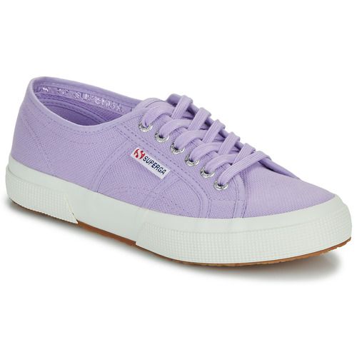Sneakers basse Superga 2750 COTON CLASSIC Viola per donna, dal design elegante e trendy, perfette per outfit casual e quotidiani. Realizzate in cotone di alta qualità, offrono comfort e stile. Ideal per la primavera e l'estate, queste scarpe sono un must-have nel tuo guardaroba. Acquista ora le Superga 2750 COTON CLASSIC Viola e completa il tuo look con una scelta alla moda.