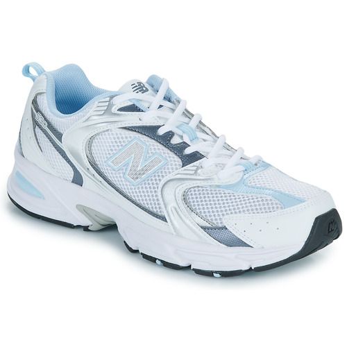 Sneakers basse New Balance 530 Bianco per donna, design elegante e confortabile, ideali per l'uso quotidiano e per completare il tuo outfit. Scopri il perfetto abbinamento di stile e funzionalità con queste scarpe dal look moderno. Perfette per fashionista e amanti del comfort. Acquista ora le New Balance 530 bianche per un tocco di classe e versatilità nel tuo guardaroba.