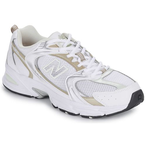 Sneakers basse New Balance 530 Bianco per Donna, eleganti e versatili, ideali per il comfort quotidiano e lo stile casual. Perfette per qualsiasi outfit, queste sneakers offrono un'ottima ammortizzazione e supporto. Aggiungi un tocco di freschezza al tuo guardaroba con le New Balance 530!