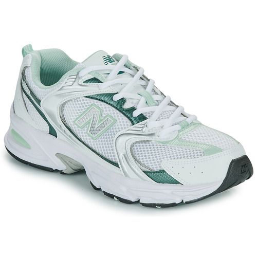 Sneakers basse New Balance 530 Bianco per donna, eleganti e alla moda, perfette per un look casual e sportivo. Queste scarpe offrono comfort e stile, ideali per ogni occasione. Acquista ora e aggiungi un tocco di freschezza al tuo outfit!