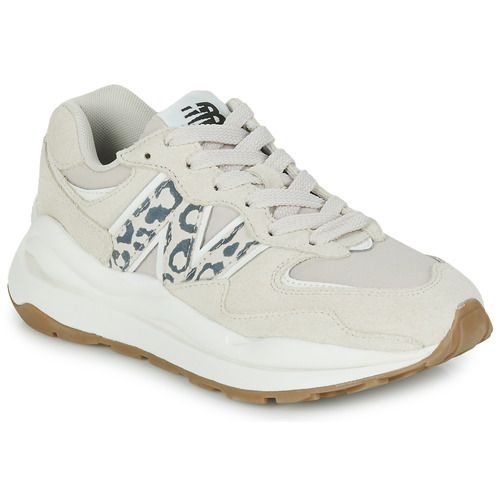 Sneakers basse Donna New Balance 5740 Beige, eleganti e comode, ideali per ogni occasione. Design moderno e versatile, queste sneakers offrono un'ottima aderenza e comfort per un look alla moda. Perfette per il tempo libero e per completare il tuo outfit quotidiano. Disponibili in colori neutri, si abbinano facilmente a qualsiasi guardaroba. Acquista ora le New Balance 5740 Beige, il must-have per le fashioniste!