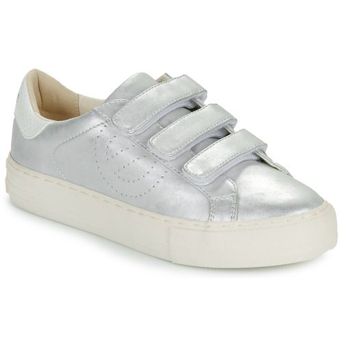 Sneakers basse Donna No Name ARCADE STRAPS PERFOS Argento. Eleganti e alla moda, queste scarpe sportive in argento sono perfette per ogni occasione. Design unico con fibbie e perforazioni che assicurano comfort e traspirabilità. Ideali per un look casual-chic, perfette da abbinare a jeans o pantaloni. Acquista ora le ARCADE STRAPS PERFOS per un tocco di stile alle tue giornate!