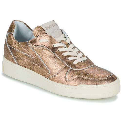 Sneakers basse Meline BZ513 Oro per donna, eleganti e versatili, in colore oro lucido. Perfette per ogni occasione, queste sneakers combinano comfort e stile alla moda. Ideali per look casual e chic, rappresentano la scelta perfetta per le fashionista. Disponibili per acquisto online.