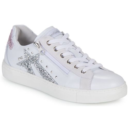 Sneakers basse NeroGiardini E306504D-707 in bianco per donna, eleganti e comode, perfette per ogni occasione. Scarpe dall'aspetto moderno, ideali per un look casual e raffinato. Acquista ora le tue sneakers bianche NeroGiardini per aggiungere stile e comfort al tuo guardaroba.