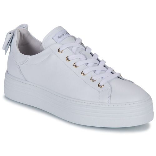 Sneakers basse Donna NeroGiardini E306521D-707 in bianco, eleganti e versatili, perfette per ogni occasione. Design moderno e materiali di alta qualità per il massimo comfort e stile. Scarpe ideali per chi cerca un tocco di classe nel proprio outfit. Acquista ora le tue nuove sneakers basse NeroGiardini E306521D-707 in bianco e distinguiti con eleganza!
