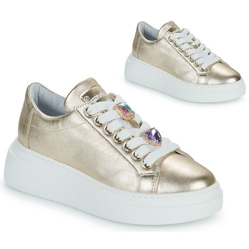 Sneakers basse Meline LO100-ACC-P9608 Oro per donna, eleganti e trendy, ideali per completare ogni outfit. Comfort e stile in un’unica scarpa. Perfette per ogni occasione, dalla palestra alle uscite informali. Scopri il design sofisticato e la qualità delle sneakers Meline, un must-have per le fashioniste.