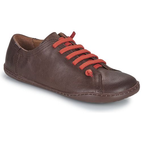 Sneakers basse Camper PEU CAMI Marrone per Donna, eleganti e comode, ideali per un look casual e urbano. Realizzate in materiali di alta qualità, queste scarpe offrono comfort e stile in ogni occasione. Perfette per le donne che cercano versatilità e design contemporaneo. Acquista ora le Camper PEU CAMI per un tocco di classe nel tuo guardaroba!