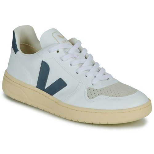 Sneakers basse Veja V-10 Bianco Donna, eleganti e sostenibili, realizzate in materiali ecologici. Design classico con dettagli moderni, perfette per un look casual e trendy. Ideali per ogni occasione, le Sneakers V-10 sono la scelta perfetta per chi cerca comfort e stile. Disponibili in bianco puro, queste scarpe sono facilmente abbinabili a qualsiasi outfit.
