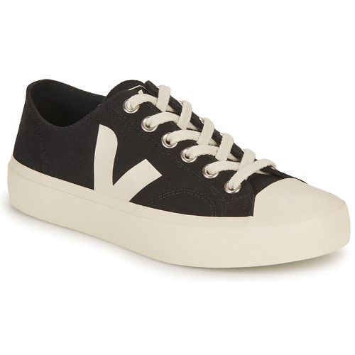 Sneakers basse Donna Veja WATA II LOW Nero, eleganti e alla moda, perfette per un look casual-chic. Realizzate con materiali sostenibili, queste scarpe offrono comfort e stile. Ideali per ogni occasione e facili da abbinare. Acquista ora le tue Veja WATA II LOW Nero e fai una scelta eco-friendly!