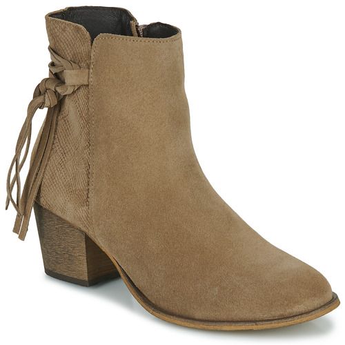 Stivaletti Donna Betty London ANDREA Beige - eleganti e versatili, perfetti per ogni occasione. Realizzati in pelle di alta qualità, con suola resistente e design alla moda. Ideali per un look chic e casual, da abbinare a gonne o jeans. Perfetti per la stagione autunnale e invernale. Scopri il comfort e lo stile dei stivaletti ANDREA di Betty London.