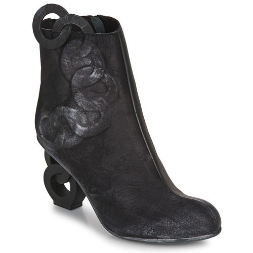 Stivaletti Donna Papucei BEES in pelle nera con design elegante e moderno, ideali per ogni occasione. Comodi e versatili, perfetti da abbinare a look casual o formali. Scopri la qualità e lo stile dei Papucei BEES Nero, un must-have per il tuo guardaroba.