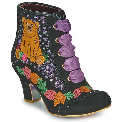 Stivaletti Donna Irregular Choice BIG OL'BEAR in colore Nero, caratterizzati da un design unico e elegante, perfetti per ogni occasione. Questi stivaletti alla moda offrono comfort e stile, ideali per completare il tuo outfit. Scopri la qualità e il fascino degli stivaletti BIG OL'BEAR, un must-have per le fashioniste.