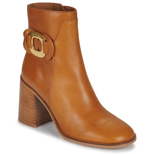 Stivaletti donna See by Chloé CHANY ANKLE BOOT in marrone, eleganti e di tendenza. Perfetti per ogni occasione, questi ankle boot combinano stile e comfort. Acquista i tuoi nuovi stivaletti See by Chloé per un look sofisticato.
