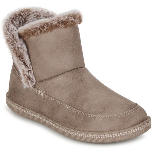 Stivaletti Donna Skechers COZY CAMPFIRE in Marrone, eleganti e comodi, ideali per l'inverno. Realizzati con materiali di alta qualità, offrono un perfetto equilibrio tra stile e comfort. Perfetti per ogni occasione, dai look casual alle uscite serali. Ottima scelta per chi cerca calzature trendy e funzionali.