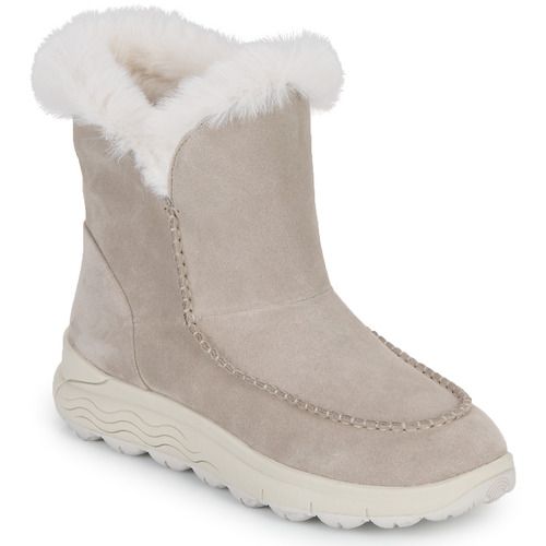 Stivaletti Donna Geox D SPHERICA 4X4 B ABX Beige, eleganti e comodi, ideali per ogni occasione. Questi stivaletti impermeabili offrono un perfetto equilibrio tra stile e funzionalità, garantendo comfort tutto il giorno. Perfetti per il tuo guardaroba autunnale e invernale, sfoggiano un design moderno che si abbina facilmente a qualsiasi outfit. Compra ora per un tocco di classe e praticità!