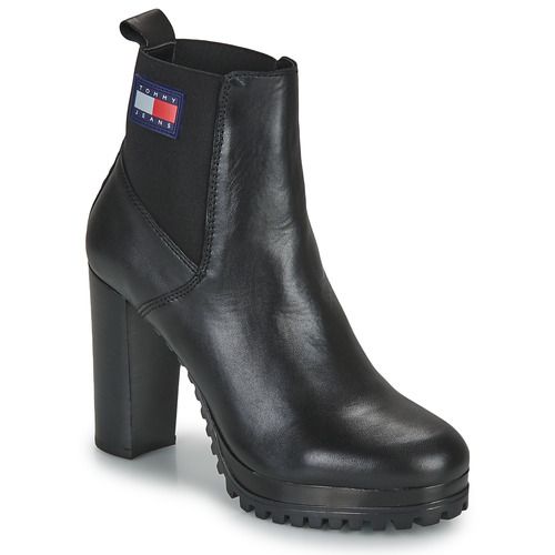 Stivaletti Donna Tommy Jeans Essentials High Heel Boot Nero, eleganti e alla moda, con tacco alto. Scarpe versatili per ogni occasione, perfette per il tuo guardaroba. Ideali per un look chic, abbinabili a jeans o abiti. Comode e trendy, un must-have per le fashioniste.