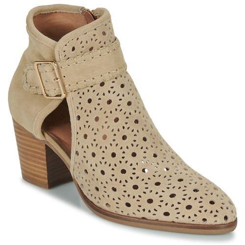Stivaletti Donna Karston GLONY Beige, eleganti e versatili, ideali per ogni occasione. Design alla moda con dettaglio di alta qualità, perfetti per completare il tuo outfit. Comodi e trendy, un must-have nel guardaroba femminile. Acquista ora per un look contemporaneo e raffinato.