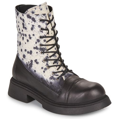 Stivaletti Donna Papucei HARE in Nero, perfetti per ogni occasione.Design elegante e versatile, realizzati in materiali di alta qualità per garantire comfort e stile. Ideali per completare il tuo outfit in modo chic e alla moda.