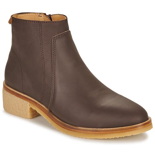 Stivaletti El Naturalista IRATI Marrone per Donna, realizzati in pelle di alta qualità, ideali per un look elegante e casual. Perfetti per la stagione invernale, offrono comfort e stile, con suola antiscivolo per una migliore aderenza. Ottimi per appuntamenti, passeggiate e occasioni speciali. Acquista ora i tuoi stivaletti IRATI per esaltare il tuo guardaroba!