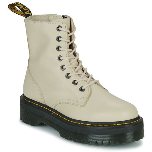 Stivaletti Donna Dr. Martens JADON III PARCHMENT BEIGE PISA in beige, caratterizzati da un design moderno e alla moda. Ideali per ogni occasione, questi stivaletti offrono comfort e stile. Perfetti per completare outfit eleganti o casual, sono un must-have per ogni fashionista. Scopri il tuo nuovo paio di stivaletti versatili e trendy, regala ai tuoi piedi la qualità Dr. Martens.