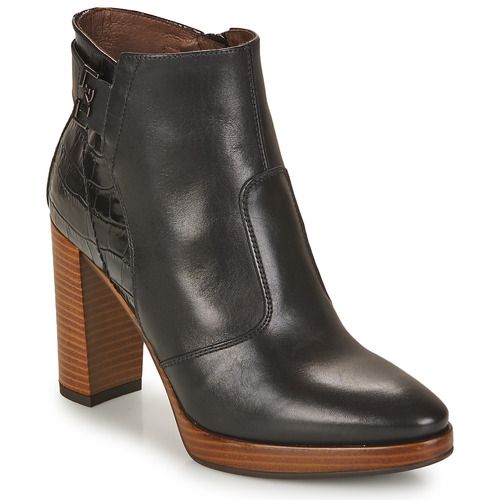 Stivaletti Donna NeroGiardini MAGNUM Nero in pelle, eleganti e confortevoli, ideali per ogni occasione. Perfetti per completare il tuo look invernale, questi stivali offrono stile e praticità. Acquista ora per un tocco di classe al tuo guardaroba!