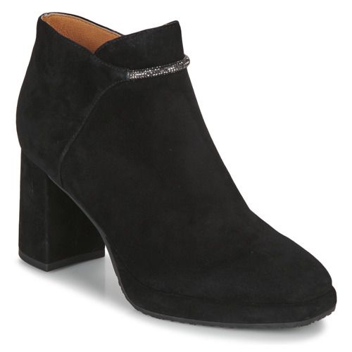 Stivaletti Mam'Zelle MANT Nero per donna, eleganti e alla moda, realizzati in morbida pelle nera, ideali per ogni occasione. Scarpe comode e versatili, perfette per completare il tuo look invernale. Acquista ora i tuoi stivaletti MANT e aggiungi stile al tuo guardaroba!