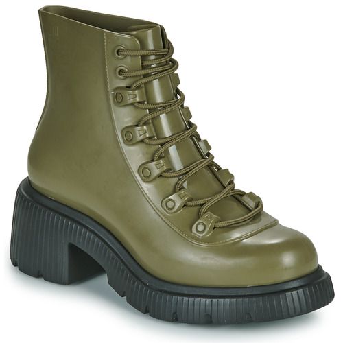 Stivaletti Donna Melissa MELISSA COSMO BOOT AD Kaki, eleganti e versatili, perfetti per ogni occasione. Questi stivaletti in color kaki sono realizzati in materiale sostenibile e offrono comfort senza compromettere lo stile. Ideali per completare il tuo look autunnale, offrono una calzata perfetta e una tacco moderato per un'eleganza quotidiana. Acquista ora per arricchire il tuo guardaroba con un must-have della moda sostenibile.