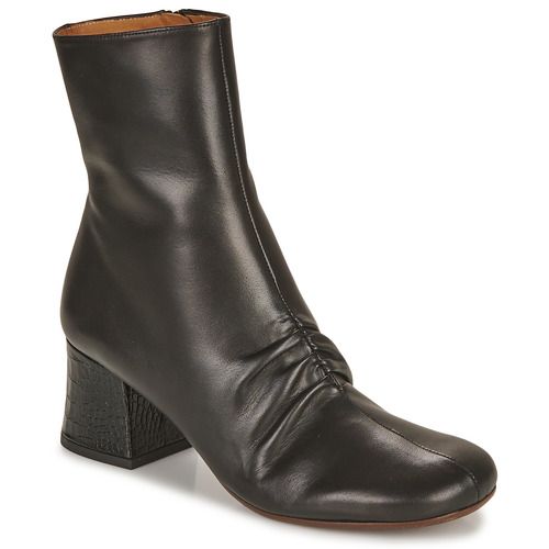 Stivaletti Donna Chie Mihara MERU Nero, eleganti e versatili, realizzati in pelle di alta qualità. Perfetti per ogni occasione, questi stivaletti offrono comfort e stile, ideali per completare il tuo outfit autunnale/invernale. Aggiungi un tocco di classe al tuo guardaroba con i Chie Mihara MERU Nero.