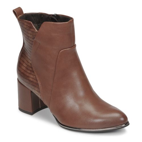 Stivaletti Donna Marco Tozzi 2-25096-41-392 Marrone, eleganti e versatili, ideali per ogni occasione. Perfetti per completare il tuo look invernale, realizzati in materiali di alta qualità per comfort e stile. Scopri la moda con questi stivaletti unici!