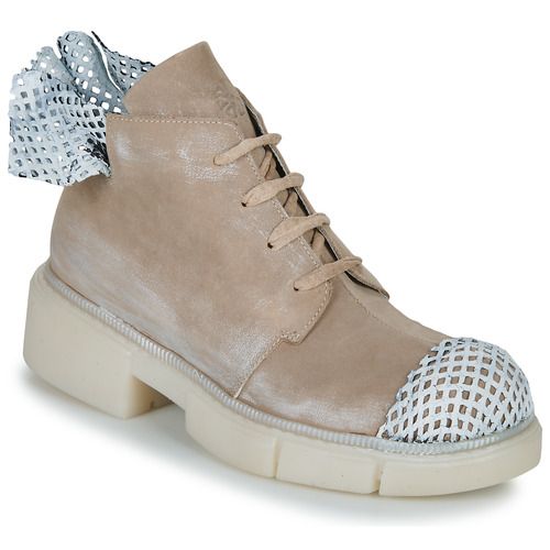 Stivaletti Donna Papucei NITO Beige, eleganti e versatili, ideali per ogni occasione. Rifiniti con materiali di alta qualità, offrono comfort e stile. Perfetti da abbinare a look casual e raffinati, sono un must-have per la stagione. Acquista ora i tuoi Papucei NITO Beige e completa il tuo guardaroba con un tocco di classe.