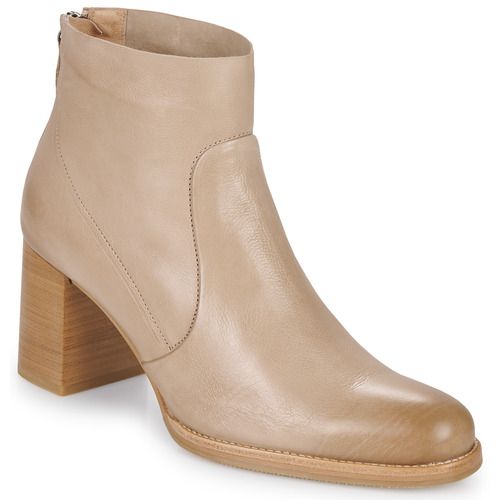 Stivaletti donna Muratti RHODES beige, eleganti e trendy, perfetti per ogni occasione. Realizzati in materiali di alta qualità, questi stivaletti offrono un comfort ottimale e uno stile raffinato. Ideali per completare il tuo look con classe, disponibili in diverse misure. Acquista ora i Muratti RHODES beige per un tocco di moda al tuo guardaroba.