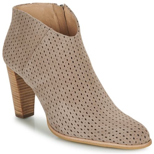 Stivaletti Donna Muratti ROUGEAUX Beige: eleganti e versatili, perfetti per ogni occasione. Realizzati in morbido materiale, questi stivaletti offrono comfort e stile. Ideali per completare outfit chic e casual, sono un must-have per la stagione. Perfetti da abbinare a jeans o gonne, aggiungono un tocco raffinato al tuo look. Acquista ora per elevate prestazioni di moda!