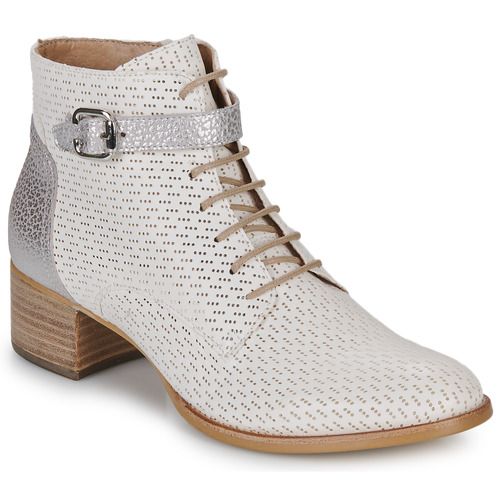 Stivaletti Donna Muratti S1176P in Bianco, eleganti e versatili, ideali per ogni occasione. Realizzati in materiali di alta qualità, offrono comfort e stile. Perfetti per completare il tuo look primaverile, questi stivaletti bianchi sono un must-have per ogni guardaroba. Acquista ora e aggiungi un tocco chic al tuo outfit!