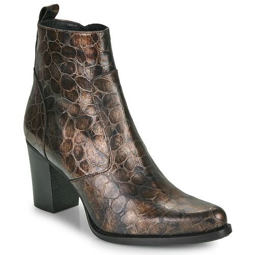 Stivaletti Donna Regard SALLY Marrone, eleganti e versatili, ideali per ogni outfit. Realizzati in materiali di alta qualità, offrendo comfort e stile per la stagione. Perfetti per occasioni casual e formali, questi stivaletti sono un must-have nel tuo guardaroba.
