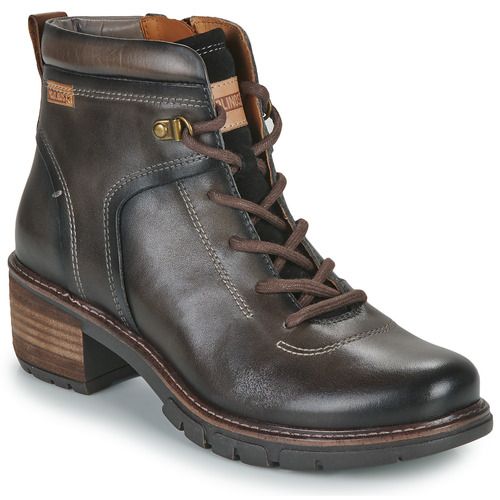 Stivaletti Pikolinos SAN SEBASTIAN W1T Marrone per donna, con design elegante e materiale di alta qualità, ideali per ogni occasione. Scarpe comodissime, perfette per il tuo guardaroba, disponibili in diverse taglie. Ottima scelta per un look raffinato e alla moda.
