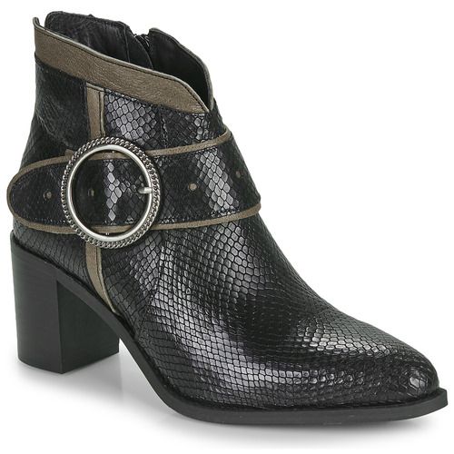 Stivaletti Donna Casta TERRA Nero eleganti e versatili, perfetti per ogni occasione. Realizzati in materiali di alta qualità, questi stivali neri offrono comfort e stile, ideali per completare il tuo outfit. Scopri la comodità dei stivaletti Casta TERRA Nero, un must-have per la stagione.