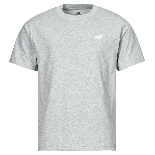 T-shirt uomo New Balance SMALL LOGO JERSEY TEE Grigio, maniche corte, comoda e trendy, ideale per un look casual. Perfetta per gli appassionati di sport e moda, realizzata in cotone di alta qualità per garantire comfort e traspirabilità. Disponibile nella sua elegante tonalità grigia e caratterizzata dal logo New Balance, è l'outfit ideale per ogni occasione.