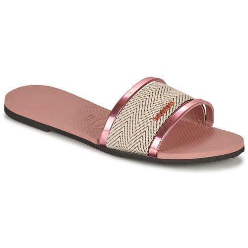 Ciabatta da donna Havaianas YOU TRANCOSO PREMIUM in rosa, ideale per l'estate. Design elegante e confortevole, perfetta per un look casual e alla moda. Realizzata con materiali di alta qualità, offre un'ottima durata e supporto per il piede. Perfette per la spiaggia, la piscina o per una passeggiata in città. Ottima scelta per aggiungere un tocco di stile al tuo guardaroba estivo.