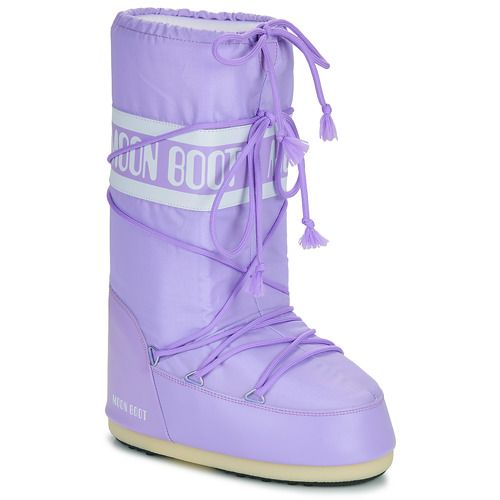 Scarpe da neve donna Moon Boot MB ICON NYLON Viola, perfette per affrontare l'inverno con stile e comfort. Design moderno e resistente, ideali per escursioni sulla neve e attività all'aperto. Scegli la qualità e l'eleganza delle Moon Boot per un look alla moda anche nei giorni più freddi.