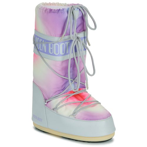 Scarpe da neve Donna Moon Boot MB ICON TIE DYE Viola, eleganti e alla moda, ideali per affrontare l'inverno con stile. Design accattivante in tonalità viola con effetto tie-dye, comfort eccezionale e suola antiscivolo per una migliore aderenza. Perfette per le attività sulla neve e per passeggiate in città, queste Moon Boot combinano funzionalità e tendenze attuali. Acquista ora le tue Moon Boot MB ICON TIE DYE Viola e trasforma il tuo look invernale!