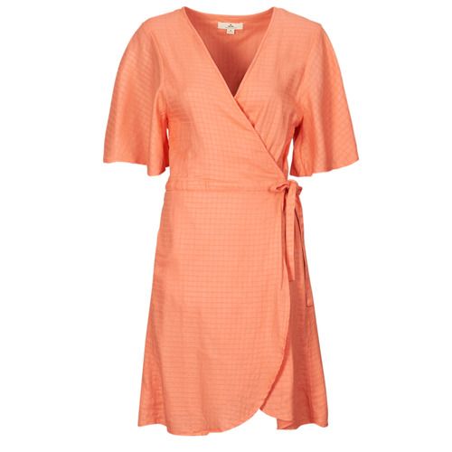 Abito corto da donna Rip Curl IBIZA WRAP DRESS in arancio, caratterizzato da un design elegante e alla moda. Perfetto per l'estate, questo vestito è ideale per occasioni speciali o per un look casual. Realizzato con materiali di alta qualità, offre comfort e stile. Aggiungi un tocco vivace al tuo guardaroba con l'IBIZA WRAP DRESS!
