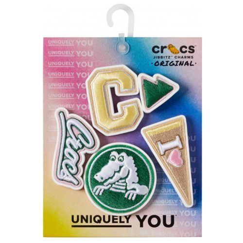 Immagine dei Jibbitz Varsity Patch 5 Pack Multicolore, accessori per scarpe Crocs, perfetti per personalizzare le calzature donna. Questi charm colorati sono ideali per aggiungere stile e originalità alle tue scarpe Crocs, rendendole uniche e alla moda. Acquista ora per esprimere la tua personalità con i Jibbitz Varsity Patch.