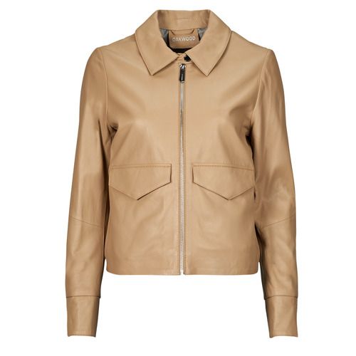 Giacca in pelle marrone Oakwood DARLA per donna, elegante e alla moda, ideale per ogni occasione. Realizzata in pelle di alta qualità, offre comfort e stile senza tempo. Perfetta per completare il tuo outfit autunnale e invernale, questa giacca è un must-have per il tuo guardaroba. Acquista ora la giacca Oakwood DARLA per un look sofisticato e trendy.
