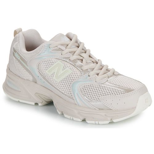 Sneakers basse New Balance 530 Bianco per donna, design elegante e moderno, ideale per ogni occasione. Confortevoli e versatili, queste scarpe sportive sono perfette per un look casual e alla moda. Acquista ora le New Balance 530 Bianco per dare un tocco di stile al tuo outfit!
