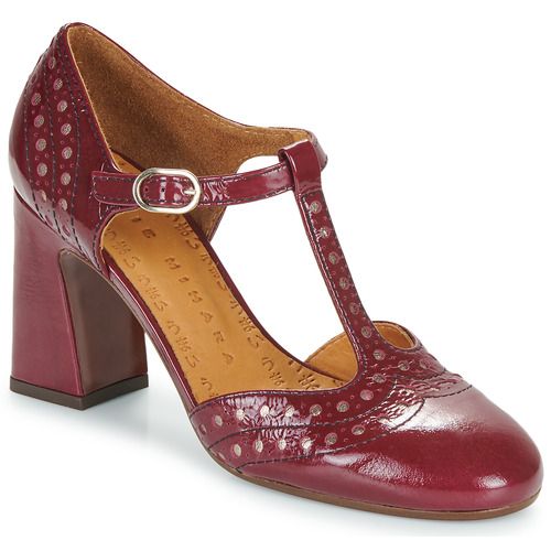 Décolleté rosso Chie Mihara MANTE per donna, realizzato in pelle di alta qualità, con design elegante e confortevole. Ideale per occasioni speciali o casual, questi scarpe offrono un tocco di stile unico. Perfette per completare ogni outfit, dall'ufficio a una serata fuori. Disponibili in diverse taglie per garantire la giusta vestibilità.
